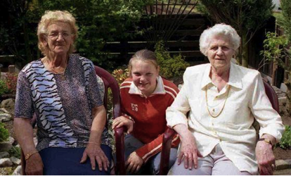 Marietje with her sister Mimi Ophorst/van de Moosdijk, in her retirement home 2009